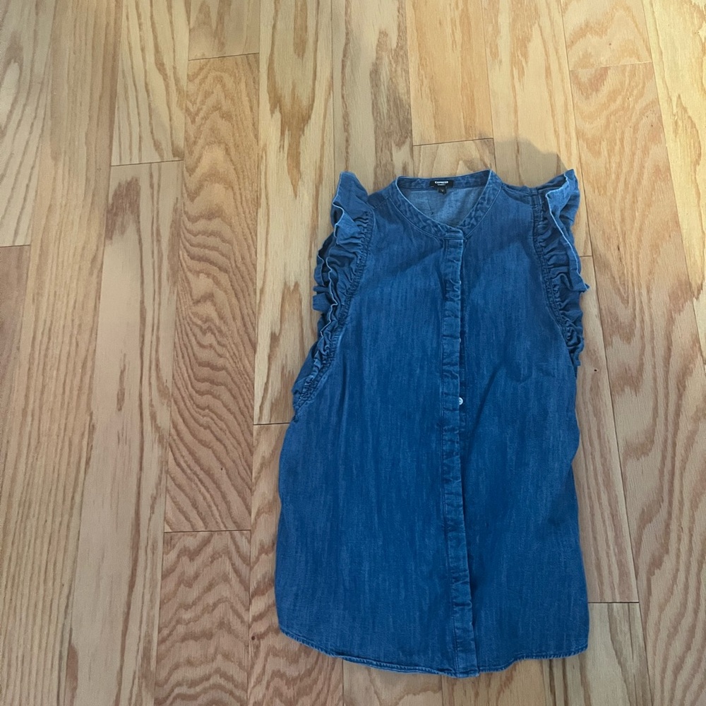 Express chambray sleeveles shirt